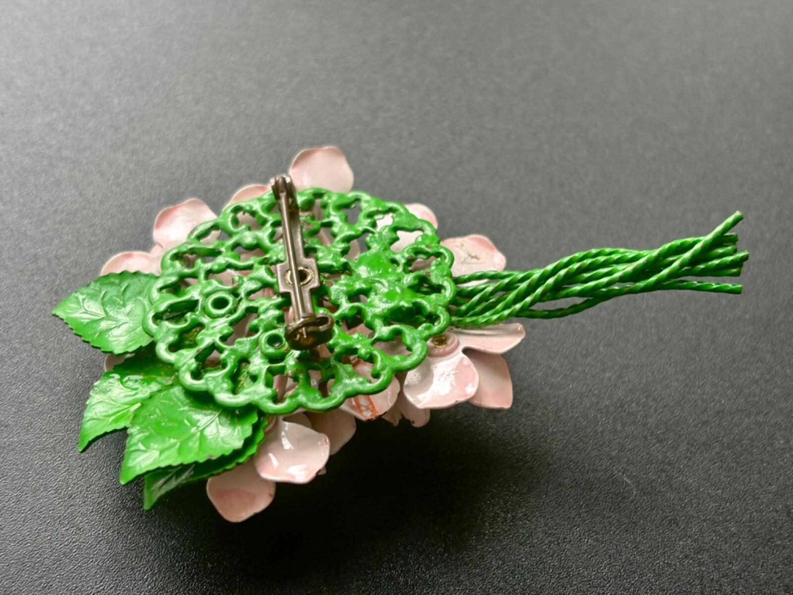 PRETTY PALE PINK VINTAGE METAL ENAMEL FLOWER PIN,BOUQUET STYLE BROOCH,SPRING🌸