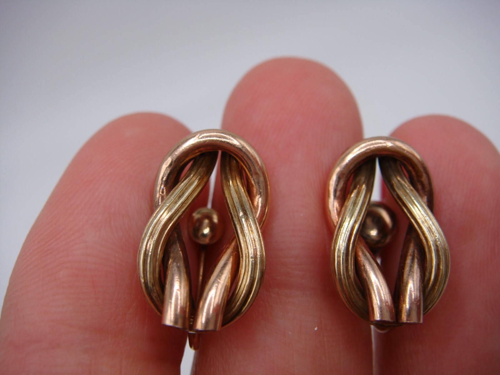 VINTAGE SIGNED CATAMORE 1/20 12K GOLD FILLED DUAL TONE KNOT SCREW BACK EARRING