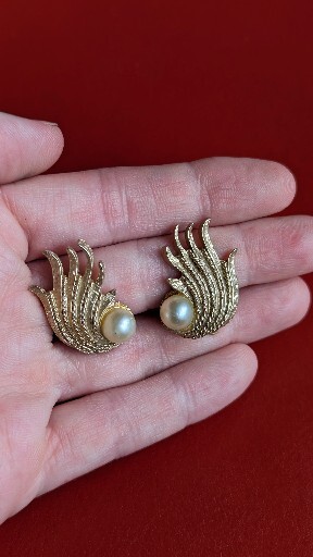 Vintage Classic KRAMER Faux Pearl Gold Tone Swirl Spray 1″ Clip Earrings