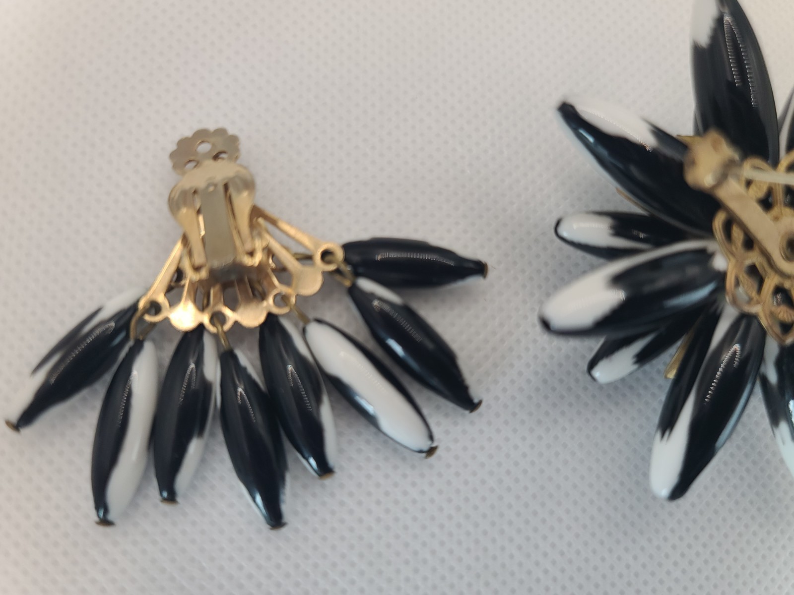 Vintage Trifari Look Unbraned Black and White Clip on Earring & Matching Brooch