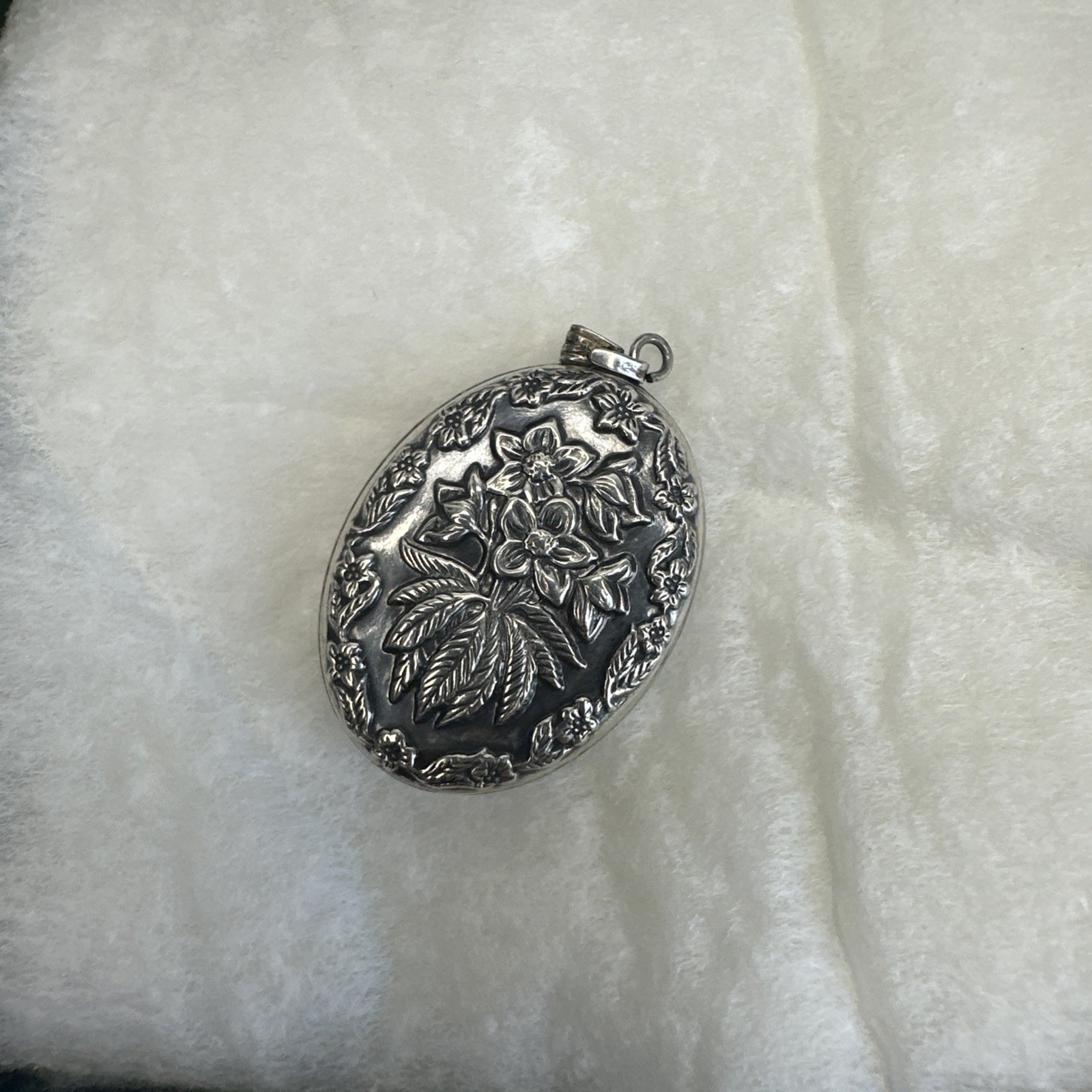 Vintage Sterling Silver 1978 Franklin Mint Flower The Christmas Rose pendant