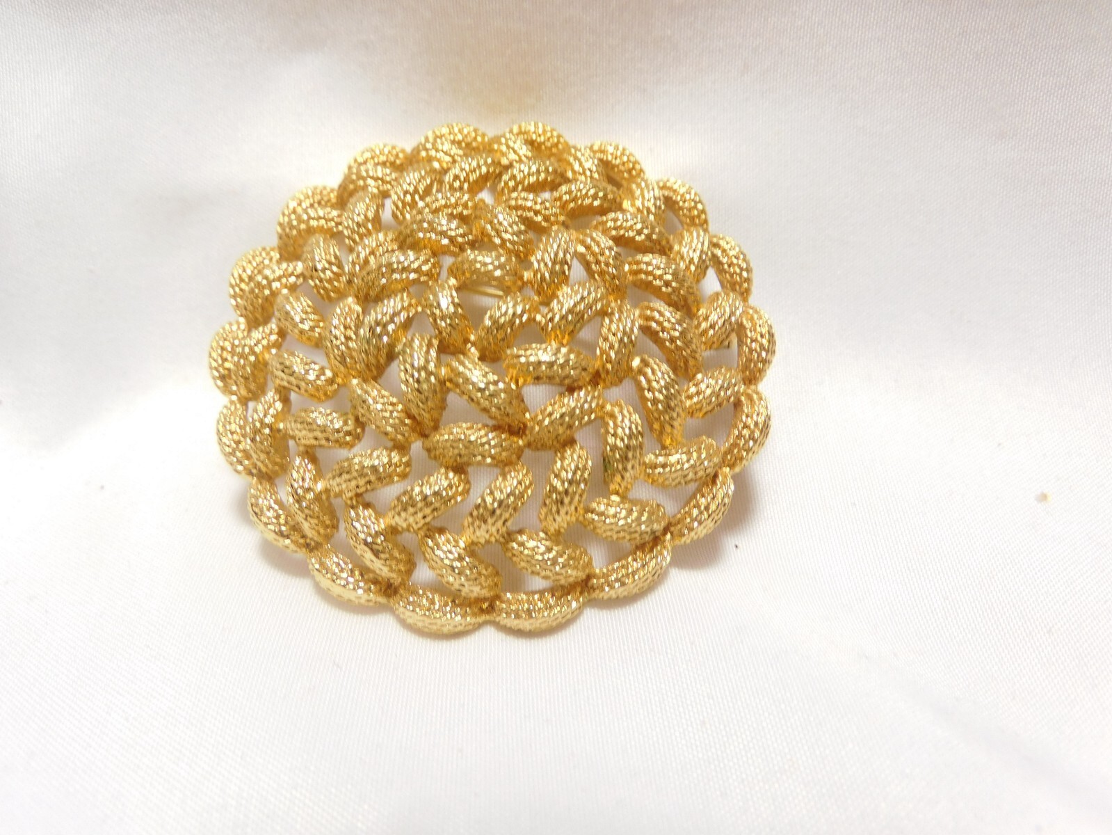 Beautiful Vintage Gold Tone Rope Knot Brooch 2X2.5 Inches (Approximate)