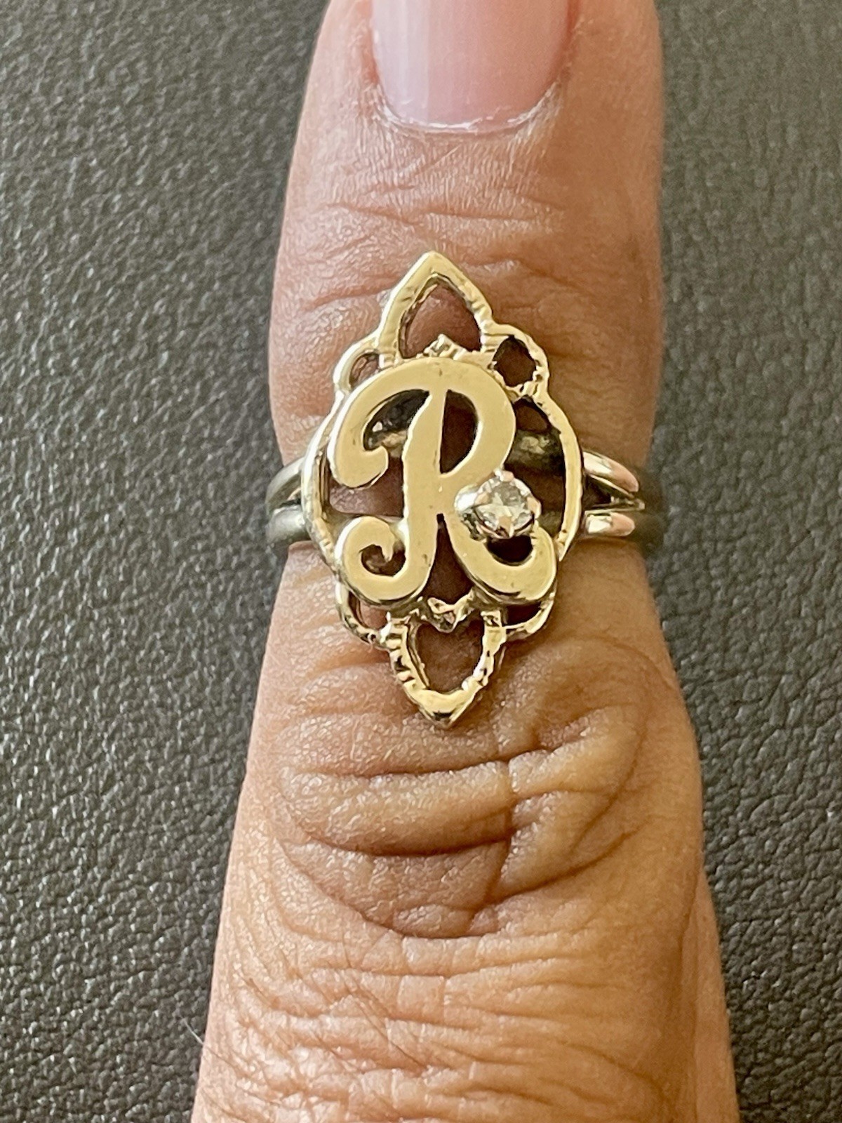 14KT Yellow Gold 0.05CTW Diamond “R” Initial Ring. Size 3.75 (BU157)