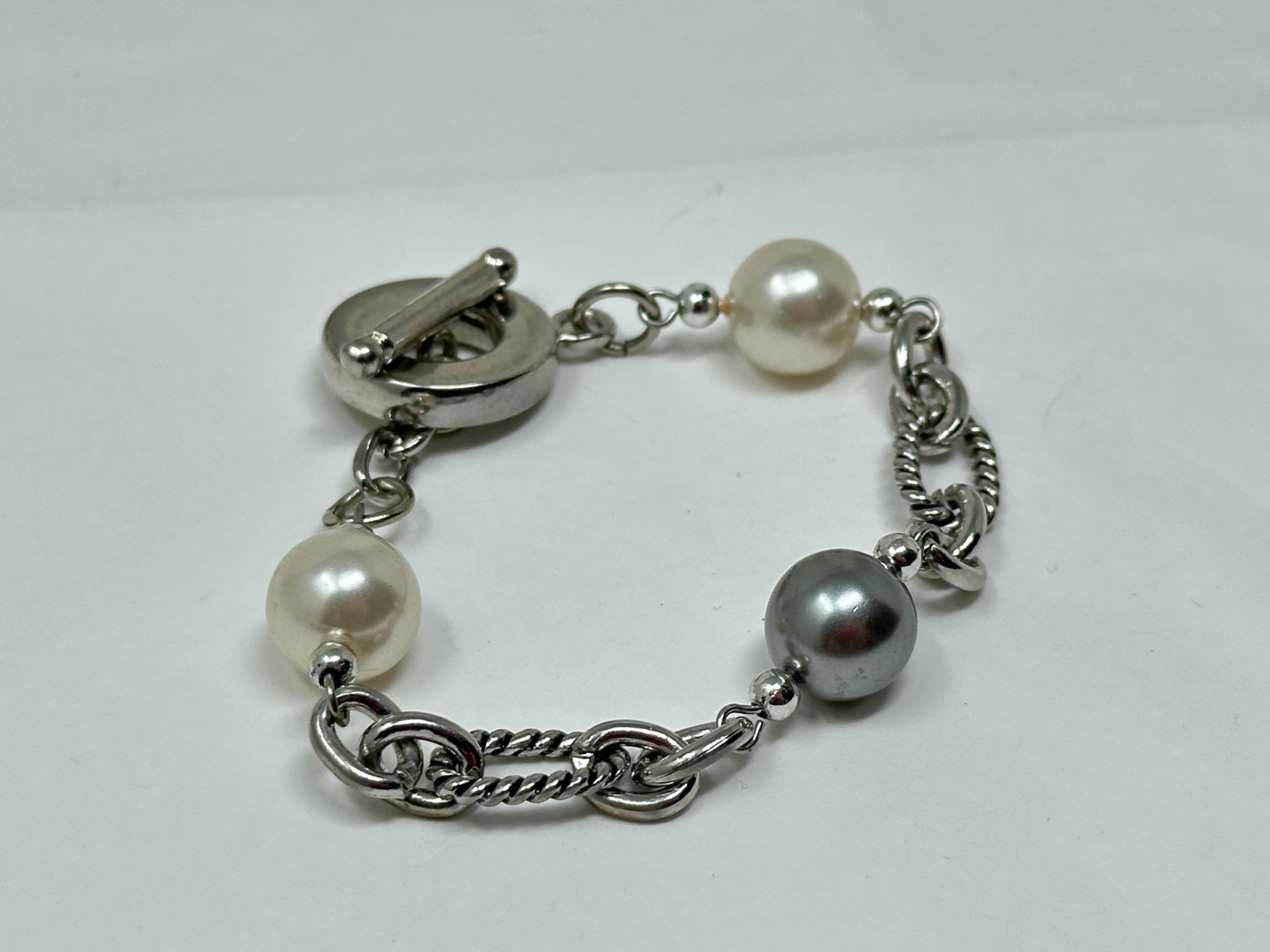 Beautiful Silver Tone White and Gray Faux Pearl Toggle 7.75″ Bracelet