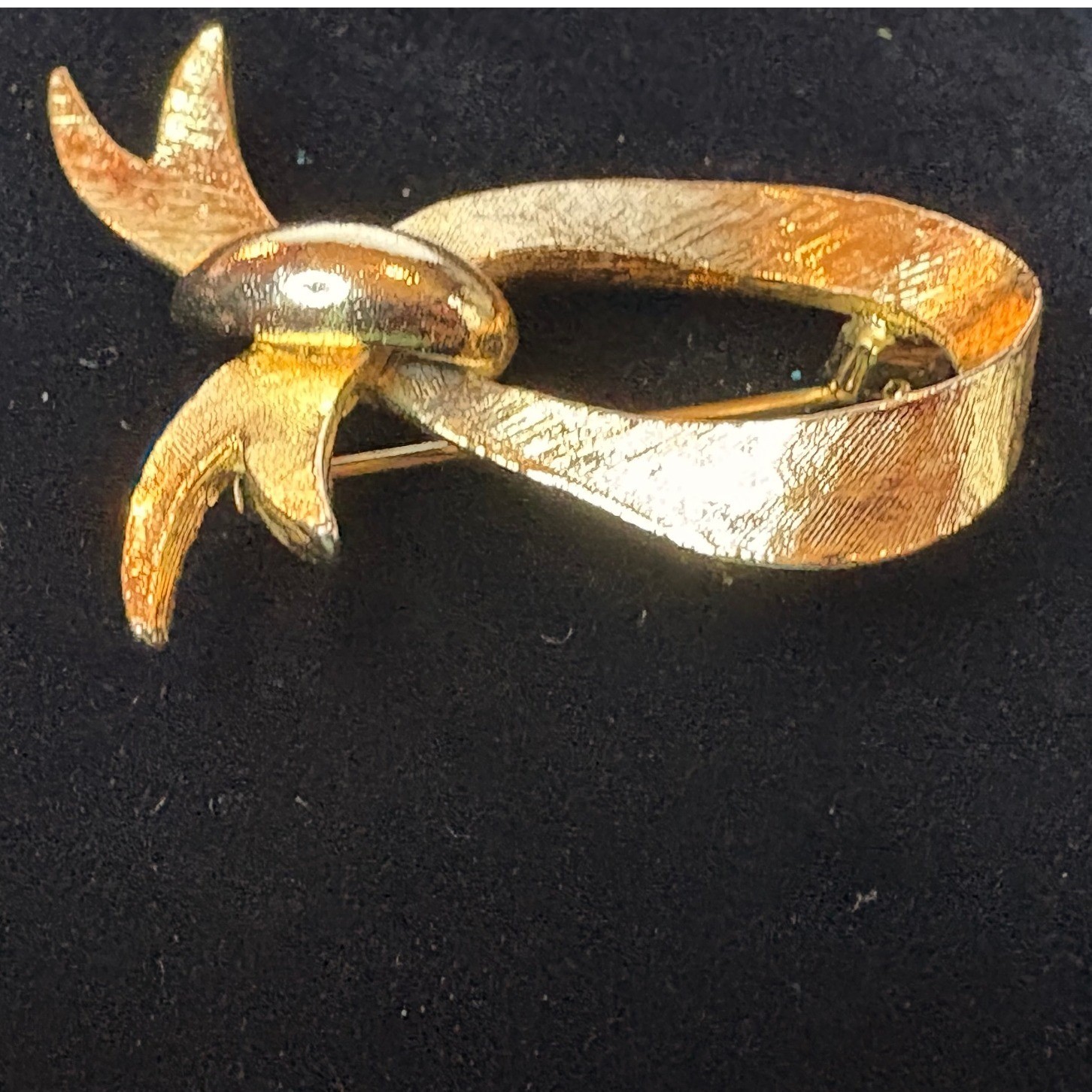 Vintage Gold Tone Textured Ribbon Bow Brooch Pin Classic Looped Design Accessory
