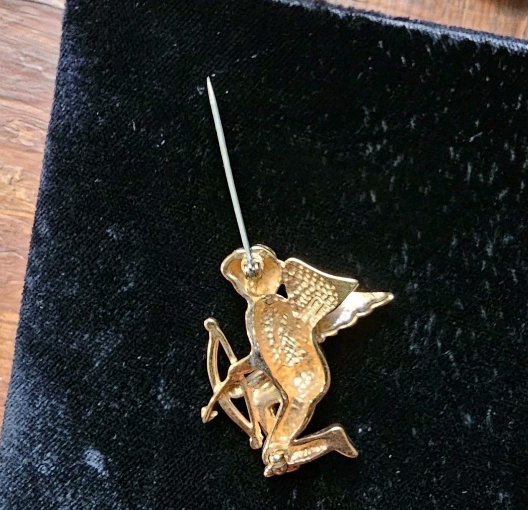 Krementz Cupid Brooch Gold Tone Cherub Wings Flying Dart Bow Signed Vtg 1.25″