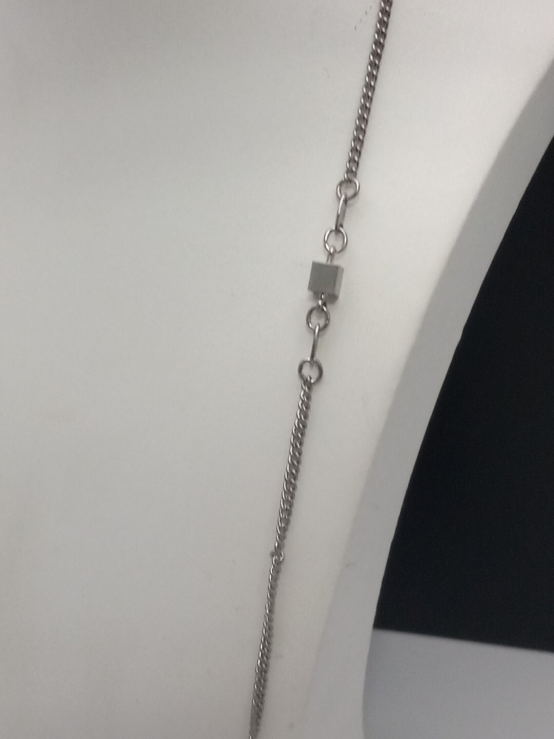 Celebrity New York 23.5 Inch Silver Tone Cube Stations Vintage Chain Necklace