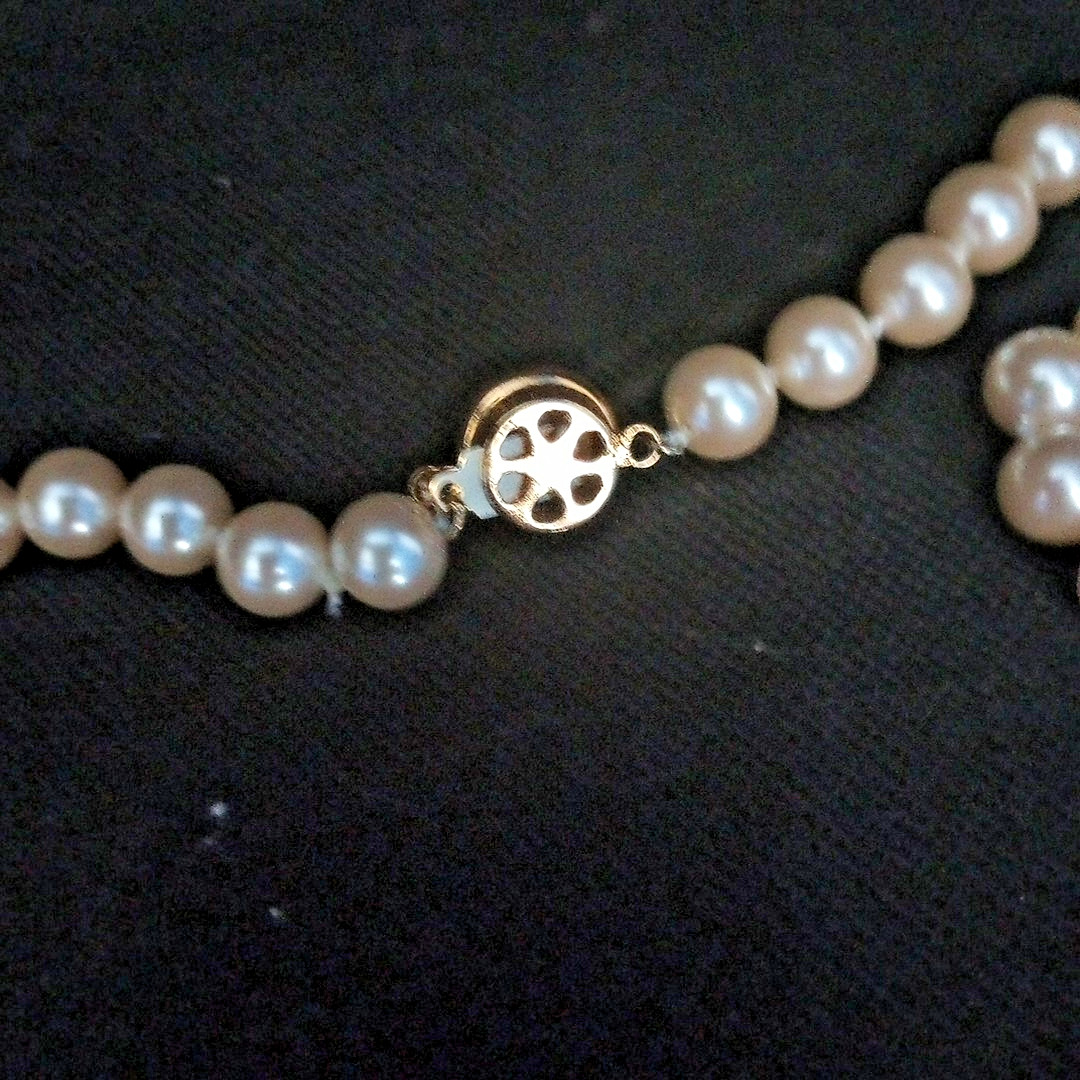 Vtg Classic Hand Knotted Glass Faux Pearls Gold Tone Clasp Necklace 18″ unsigned