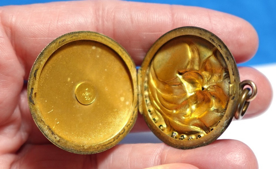 GOLD FILLED FRENCH PASTE ANTIQUE LOCKET REPOUSSE INITIALS LB 10 GRM J-483