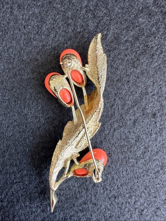 VTG Sarah Coventry Bittersweet Brooch Pin 1962 Gold Tone Faux Coral