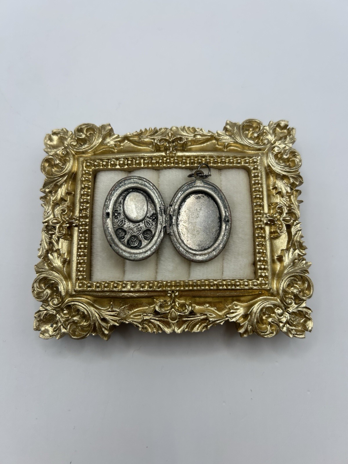 Vintage Silvertone Mona Lisa Cameo Locket Pendant Art Portrait Estate Jewelry