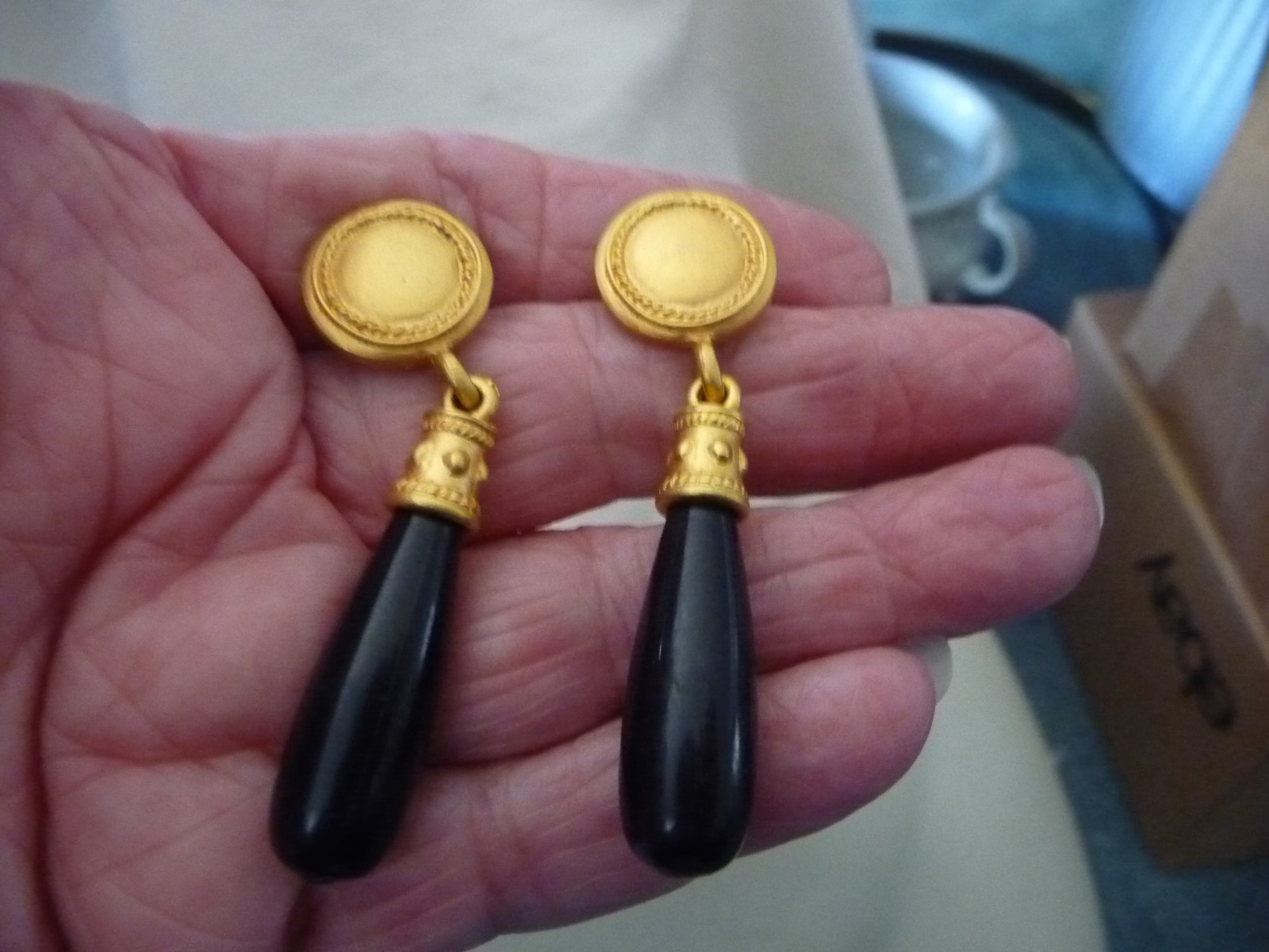 GOLD TONE W 1 1/4” DANGLE BLACK DROP PIERCED EARRINGS #5/20