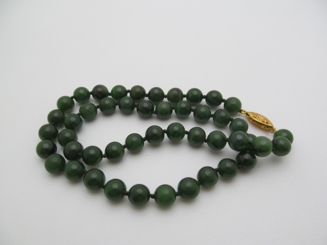 Vintage Green Jade Natural Stone 8.25mm Knotted Round Ball Necklace 17.5 In