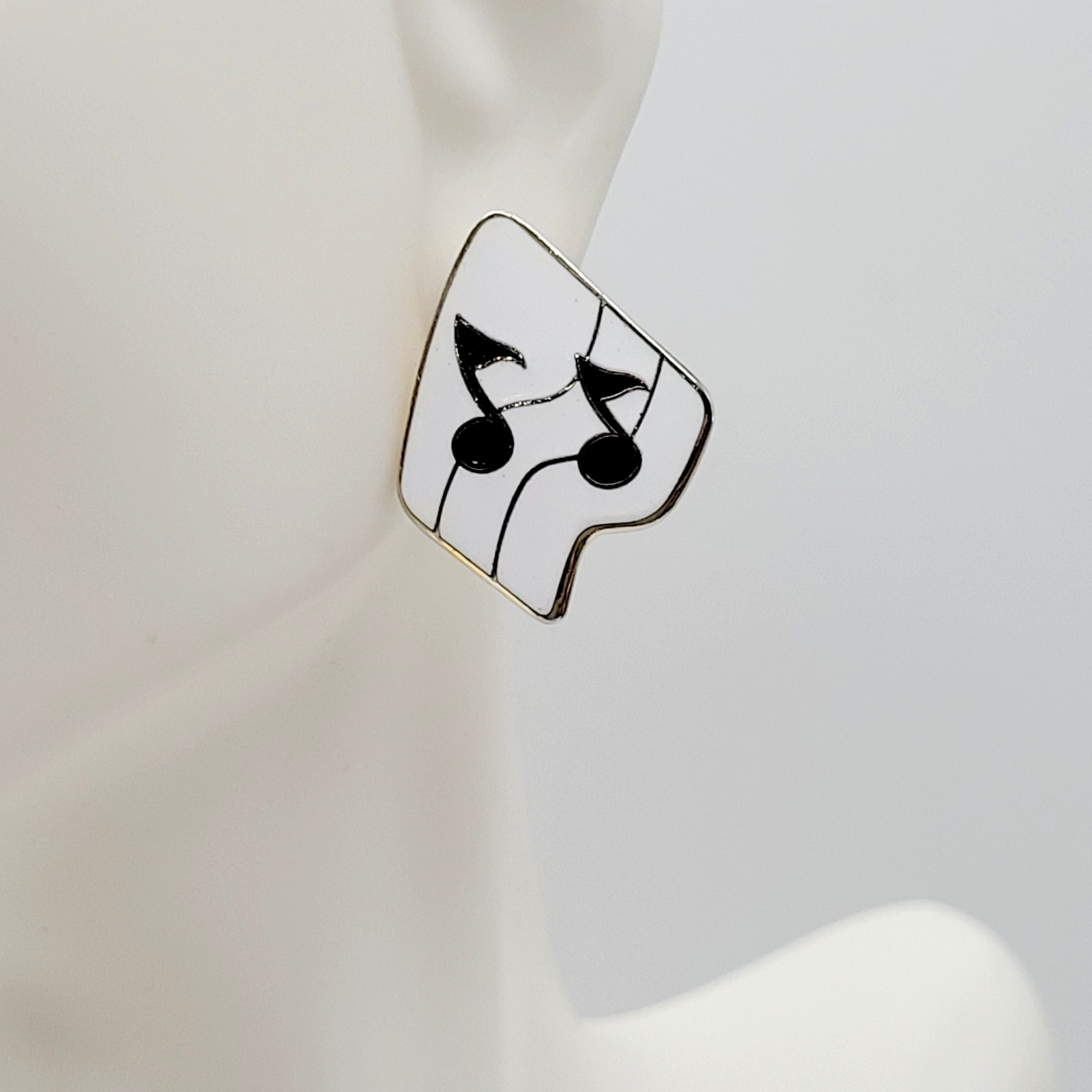 Musical Note White Black Enamel Gold Tone Pierced Stud Vtg Earrings Discovery