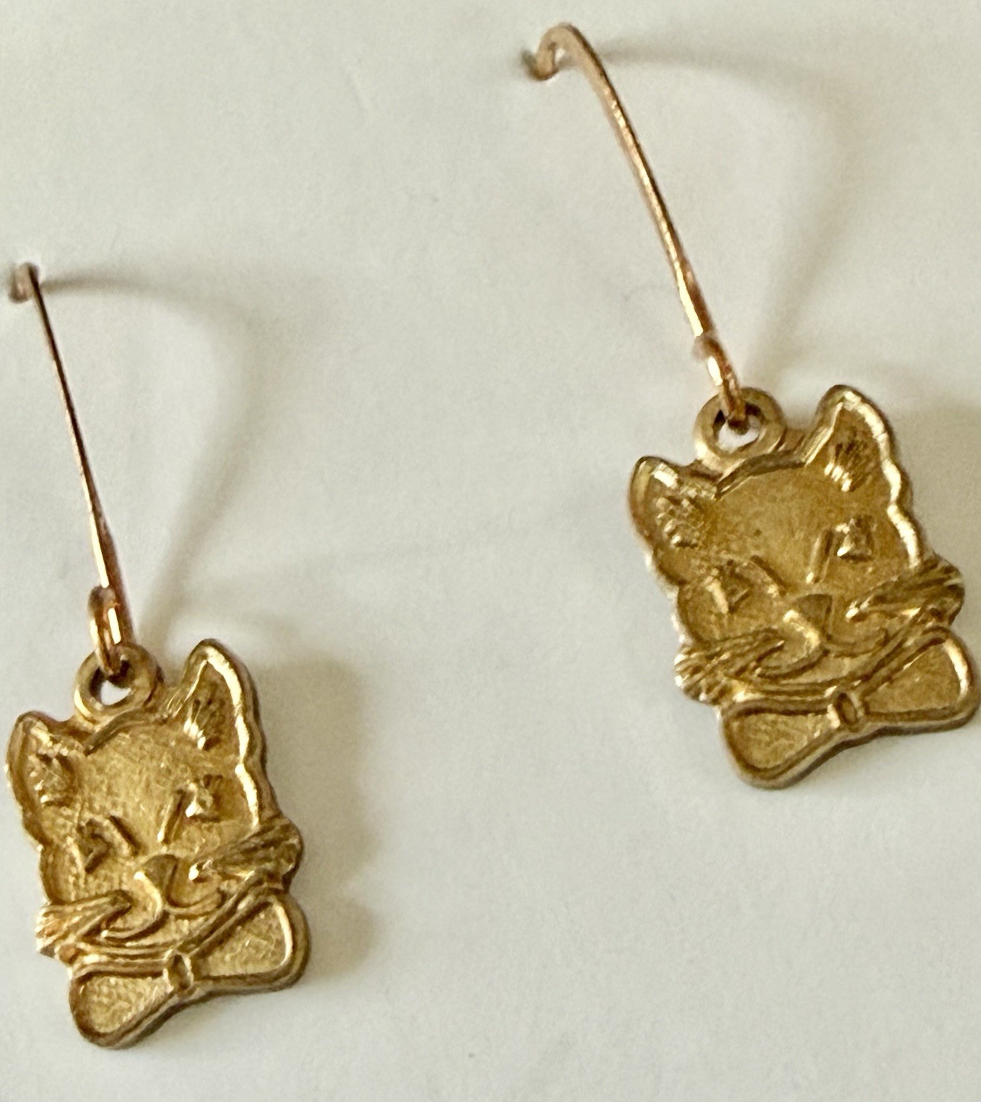 Kitschy & Whimsical Small Gold-Tone Dangling Cat/Kitty Head W/ Bow Tie Earrings