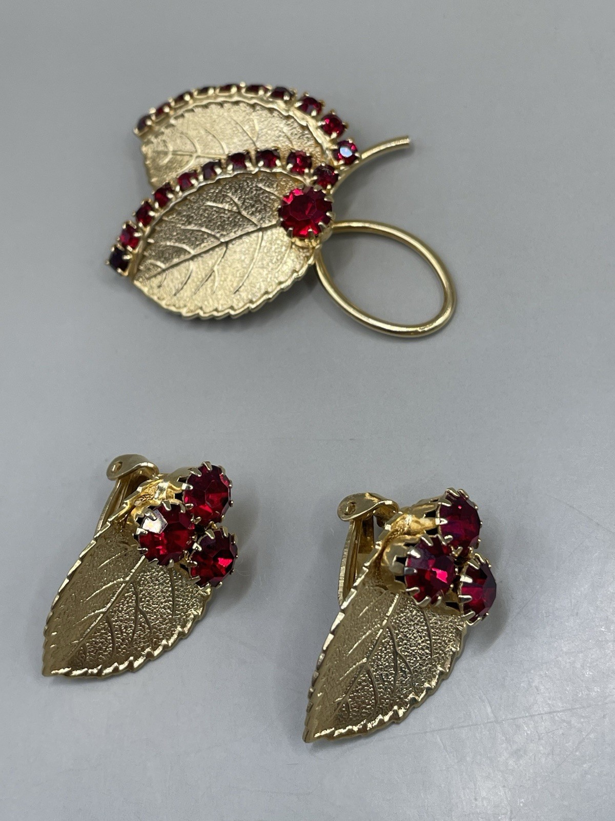 VTG Judy Lee? Dark Red Rhinestones GoldTone Leaf Clip On Earrings And Brooch Set