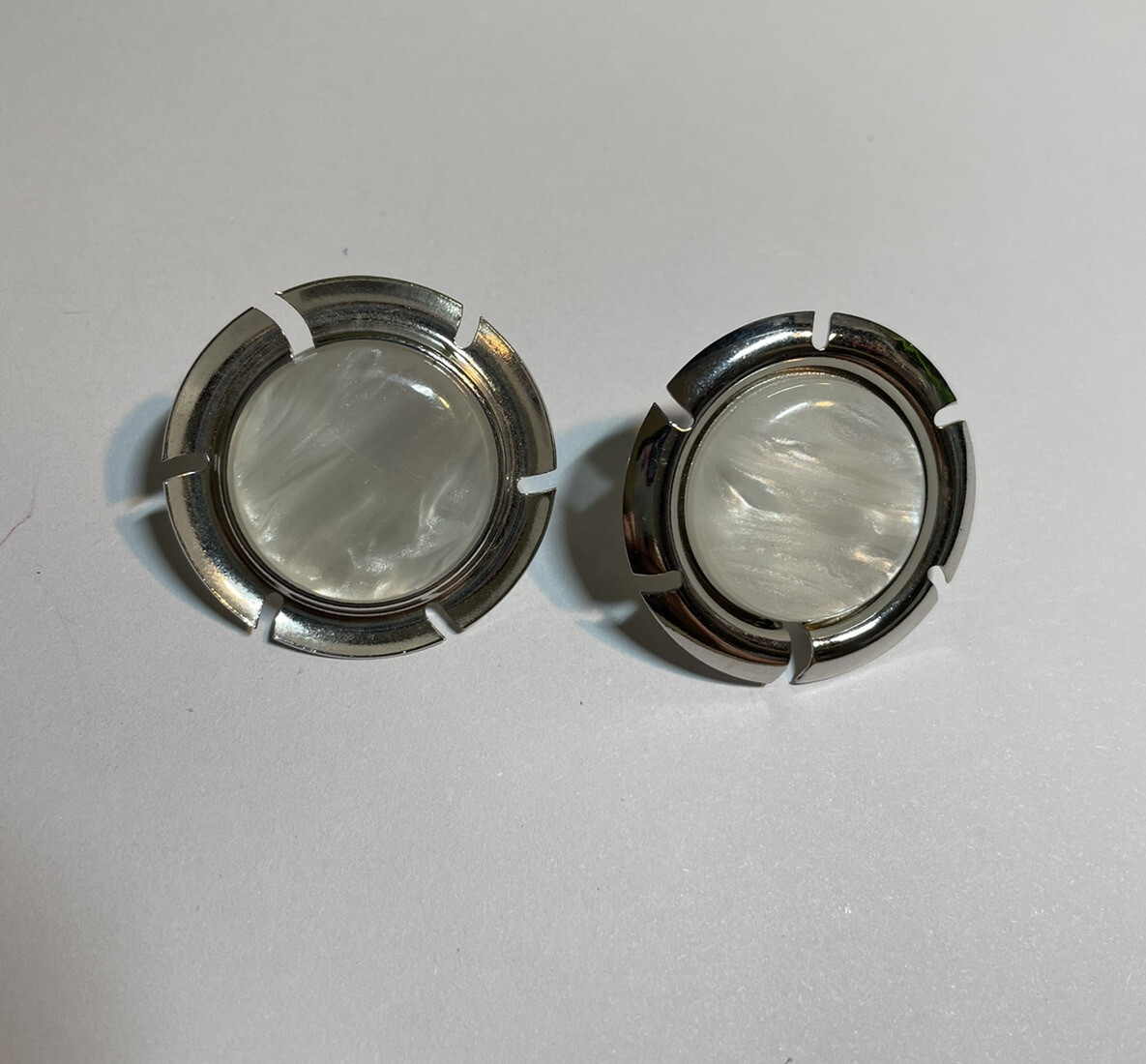 Sarah Coventry Silver Tone Pearl Swirl Lucite Clip On Earrings YT-48