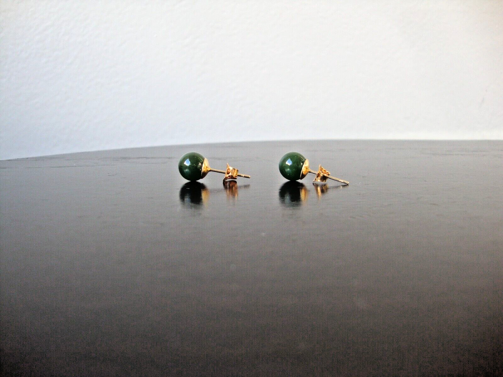 VINTAGE CLASSIC CHINESE 8MM GREEN JADE BALL YELLOW GOLD PLATED STUD EARRINGS
