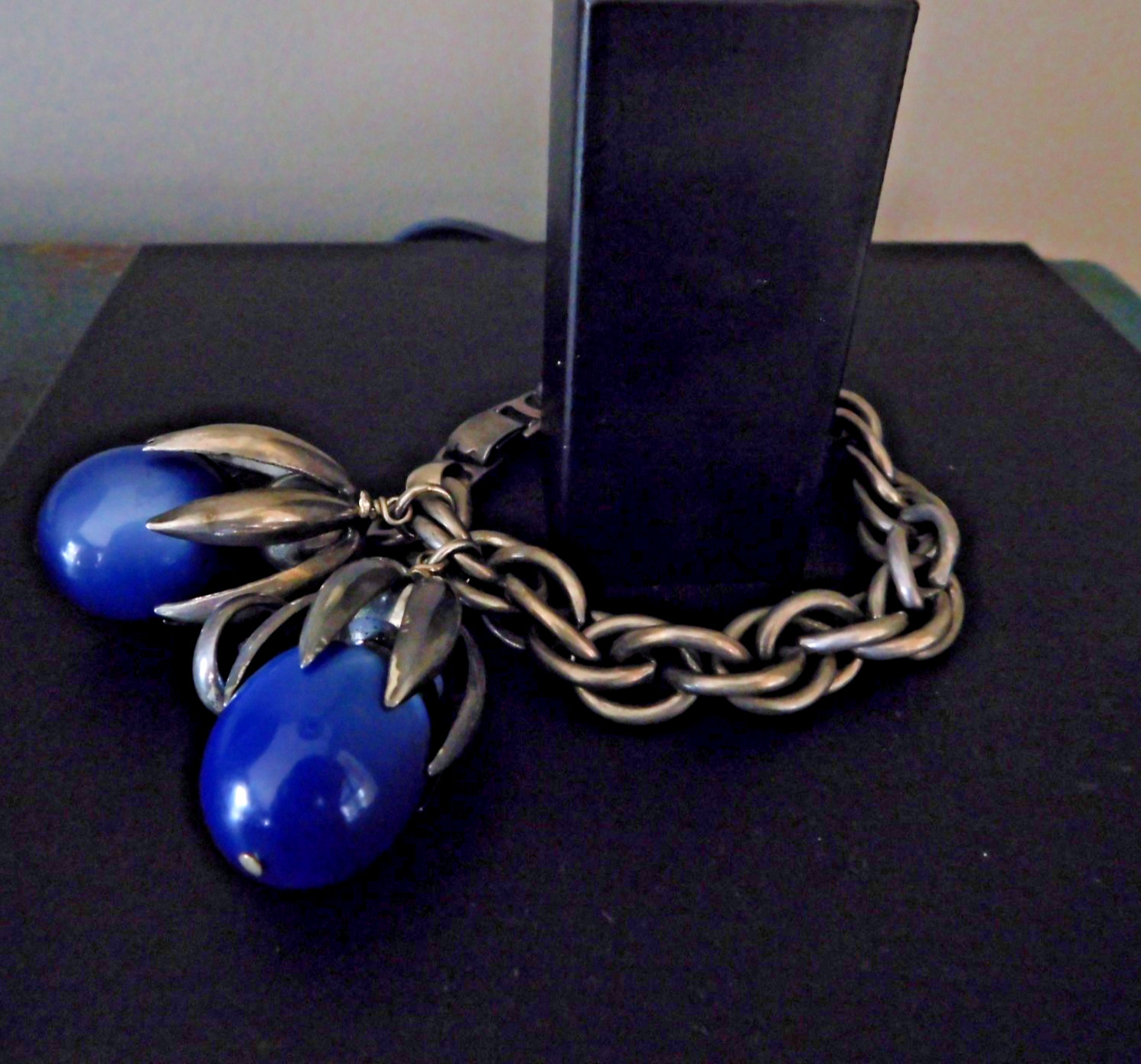 VTG. 1950’s NAPIER BLUE MOONGLOW KUMQUAT CHARM BRACELET 7 3/4″