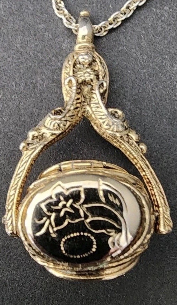 Vintage 1928 Brand Goldtone 3-Sided Spinner Photo Locket Necklace w/30” Chain