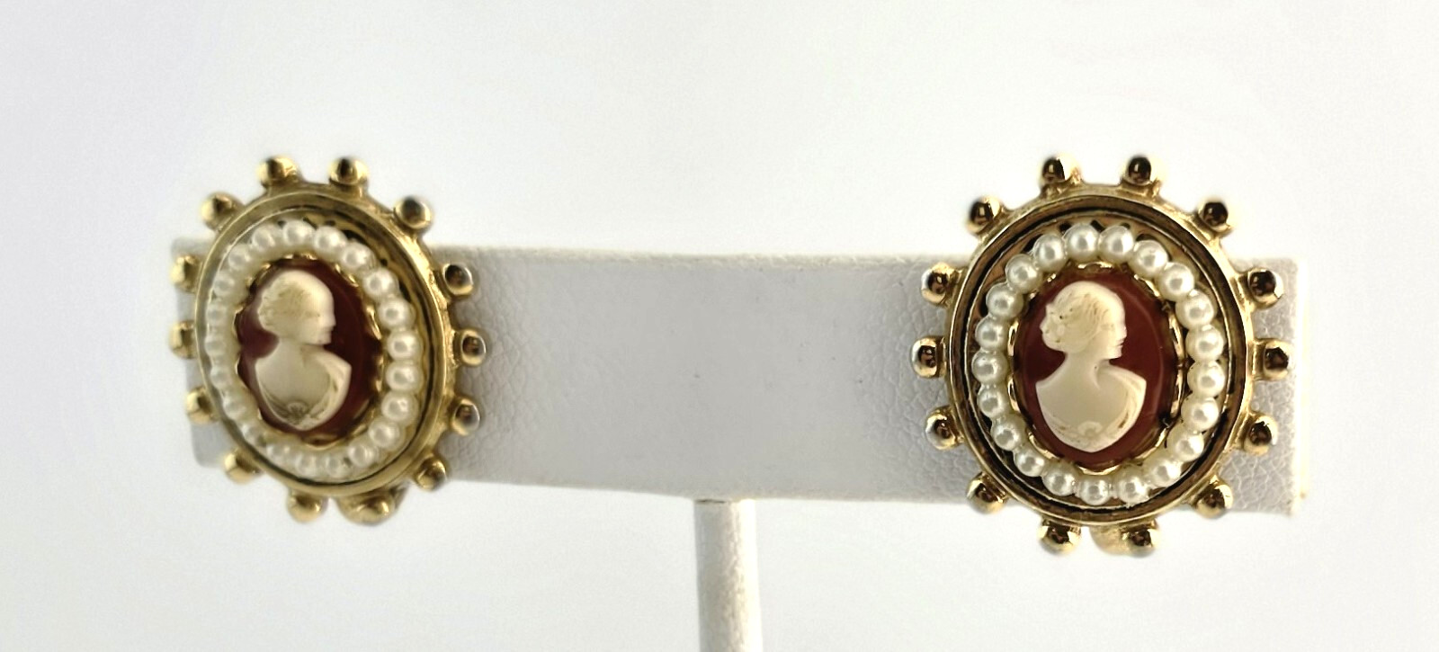 Vintage Cameo Earrings Orange Cream Gold Tone Screw Back 9619