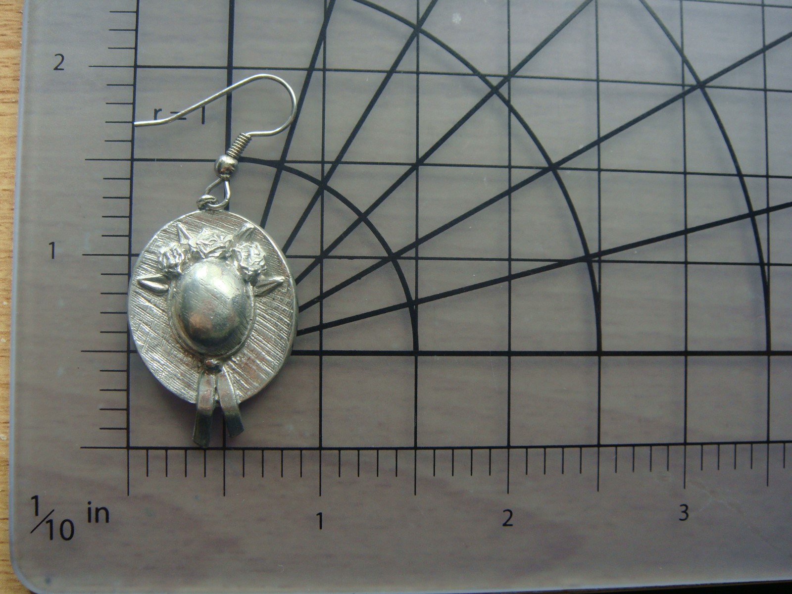 VINTAGE CLIFT STRAW HAT WITH FLOWERS PEWTER DANGLE PIERCED EARRINGS
