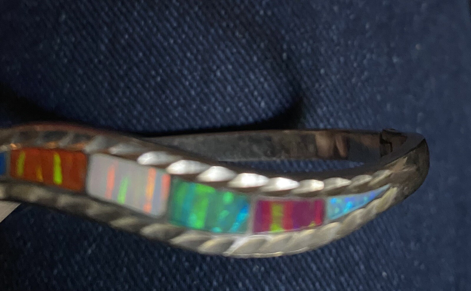 VINTAGE STERLING SILVER OPAL STONES MODERNIST WAVY 7.25IN HINGED BANGLE BRACELET
