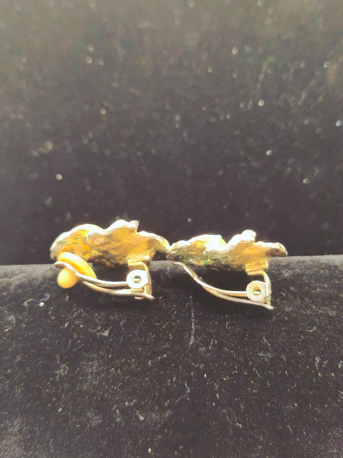 Vintage 1980s Gold Tone Enamel Pansy Flower Clip On Earrings Retro Matte Petal