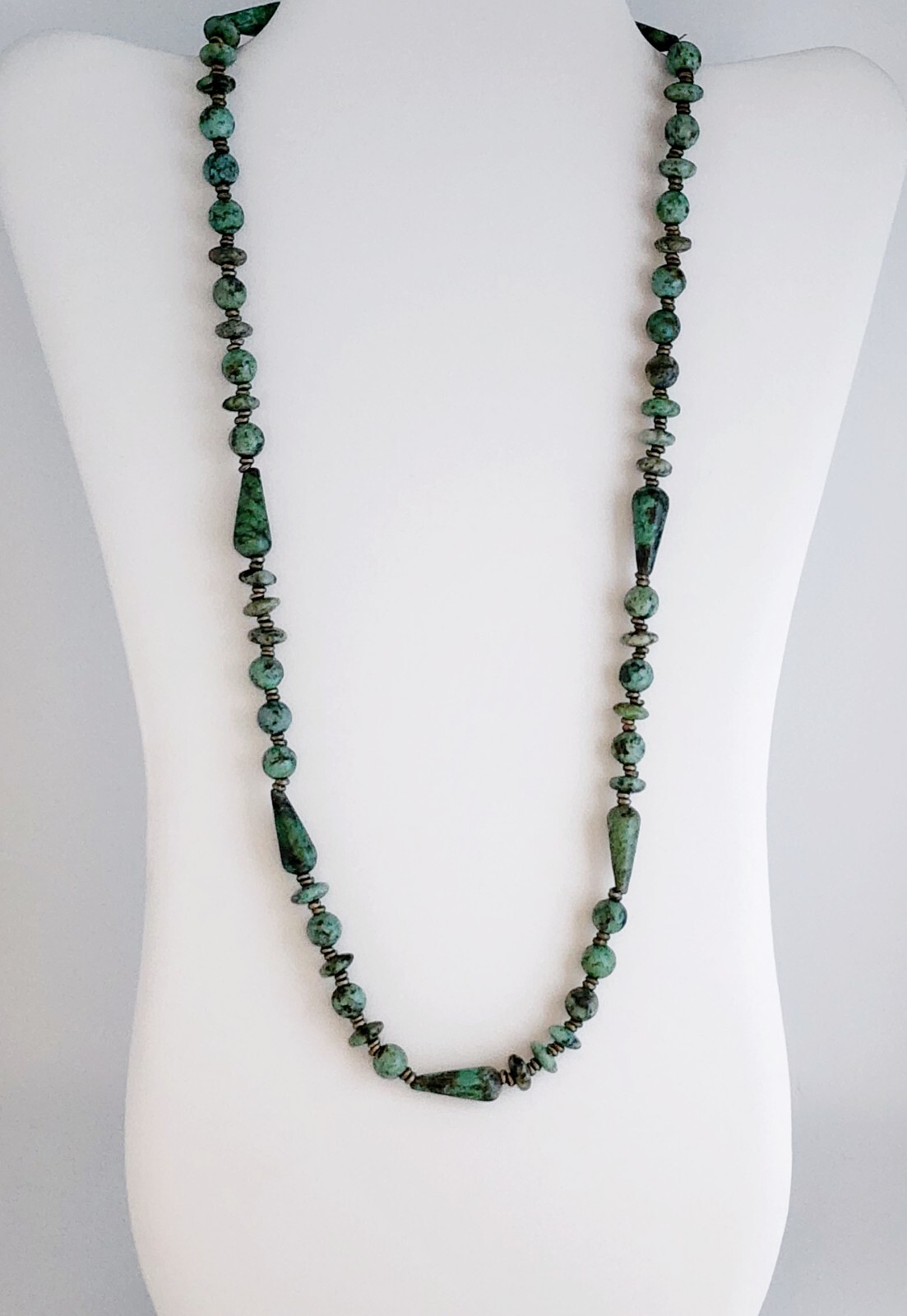 NATURAL JASPER STONES GREEN GRAINED ASYMMETRICAL SHAPES 25″ LENGTH NECKLACE VTG