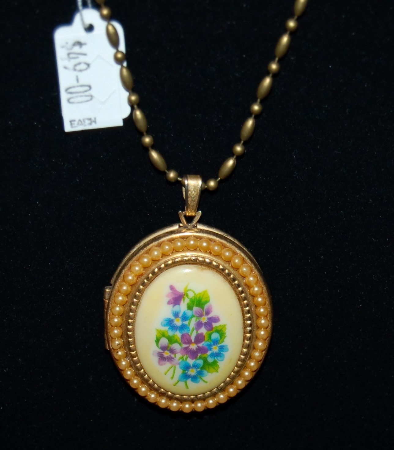 VINTAGE JEWELRY Necklace Floral Locket Pendant On Chain