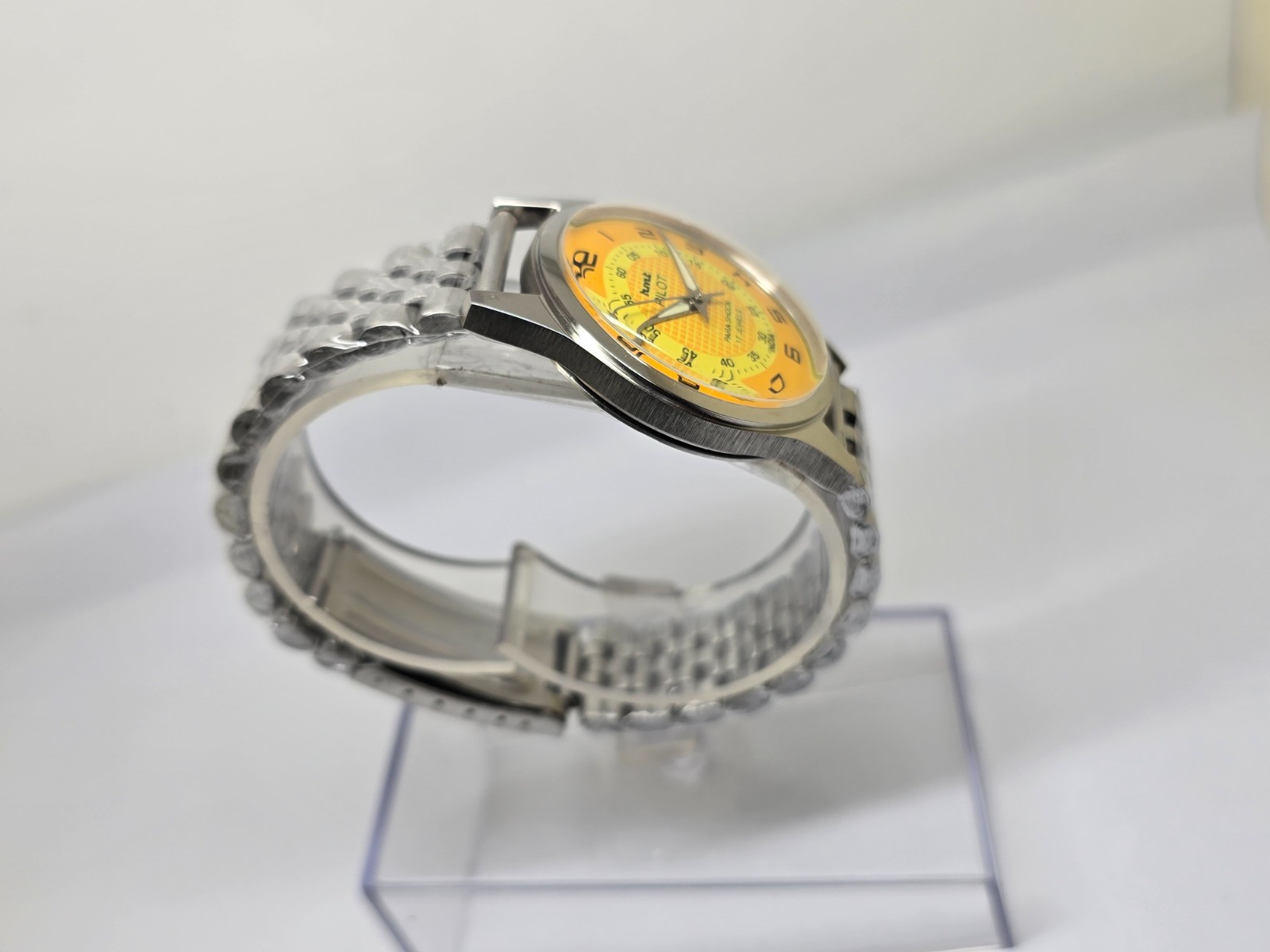 Vintage Hmt Pilot Yellow Dial 17 Jewels Mechanical hand winding Transparent Back