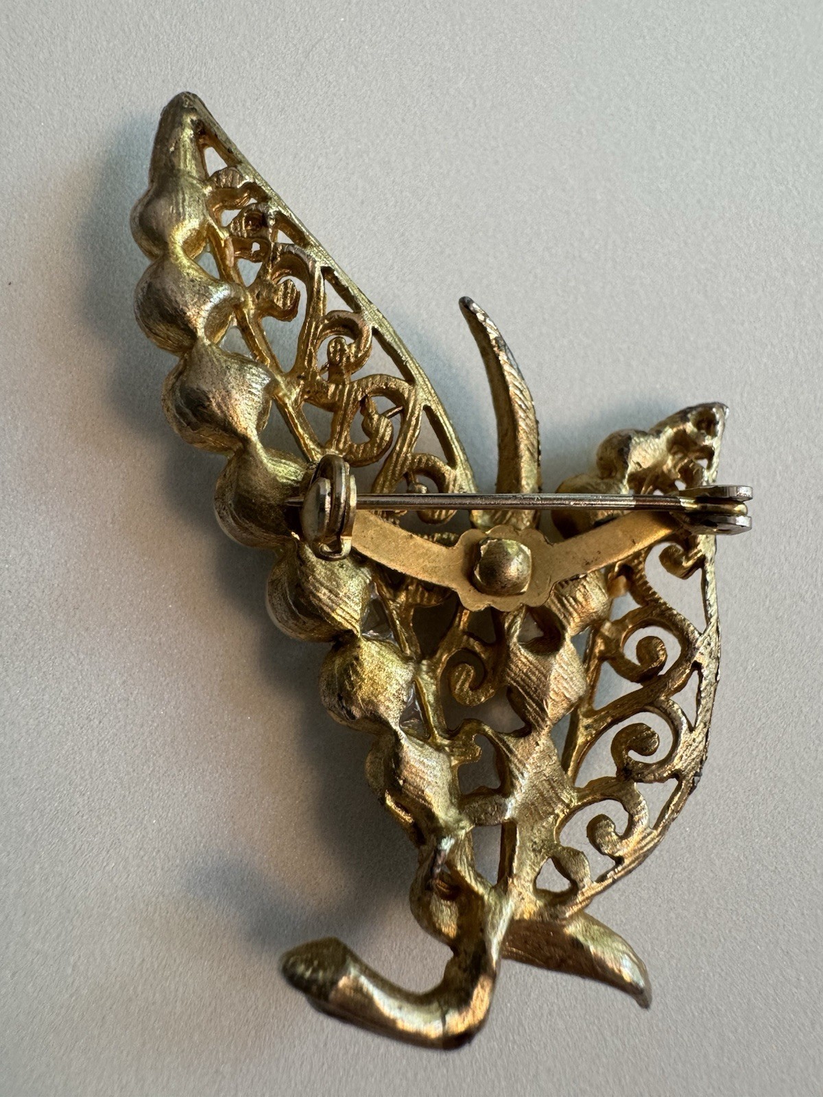 Vtg Unsigned Gold Tone Faux Pearl Botanical Leaf Spray Pin Brooch Distressed