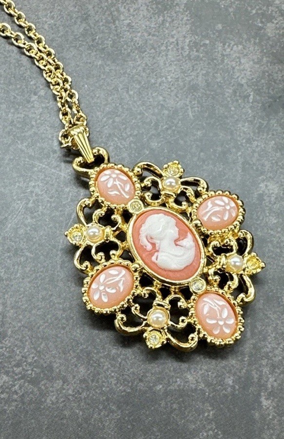Vintage Avon Romantic Poet Necklace Gold Tone Pink 1994 Signed Love Beauty NIB