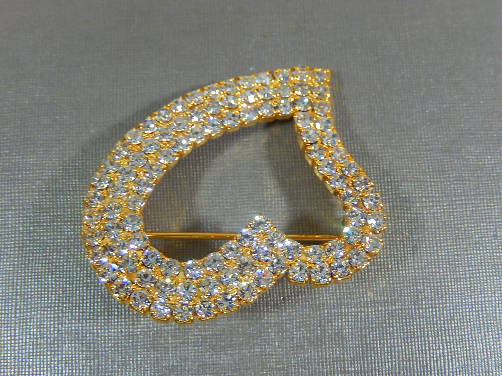 NEW OLD STOCK OTC ALL PRONG SET ICY CLEAR CRYSTAL RHINESTONE GOLD TONE BROOCH