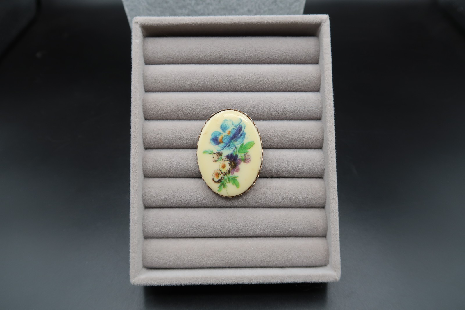 Vtg Cameo Brooch Floral Bouquet Design Cream Base Scalloped Metal Frame