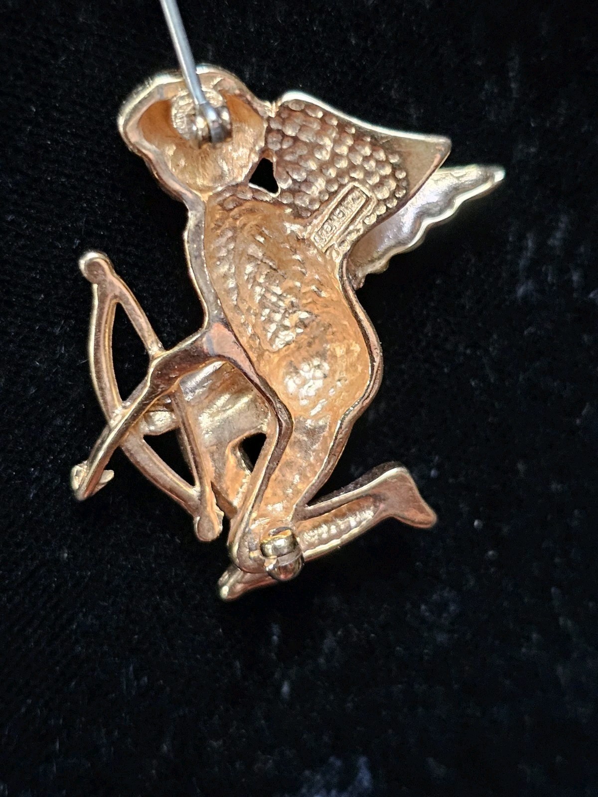 Krementz Cupid Brooch Gold Tone Cherub Wings Flying Dart Bow Signed Vtg 1.25″