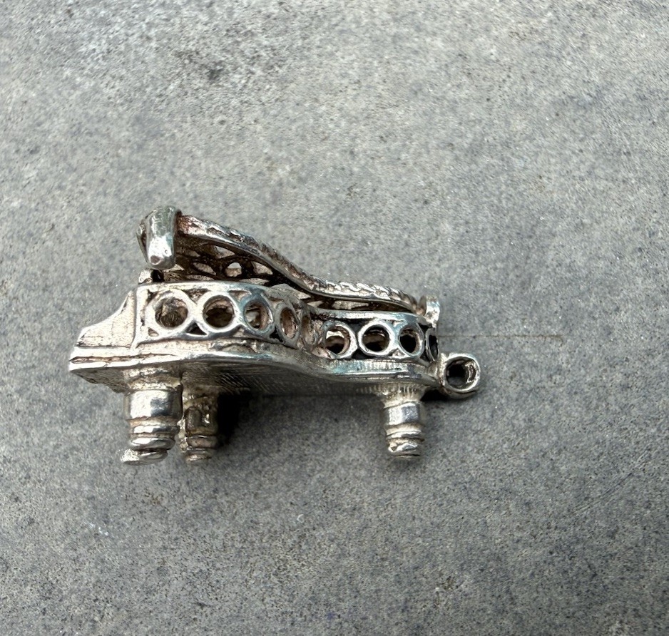 Vintage Sterling Silver Fancy Opening Grand Piano Musical Notes In Charm 4.4g
