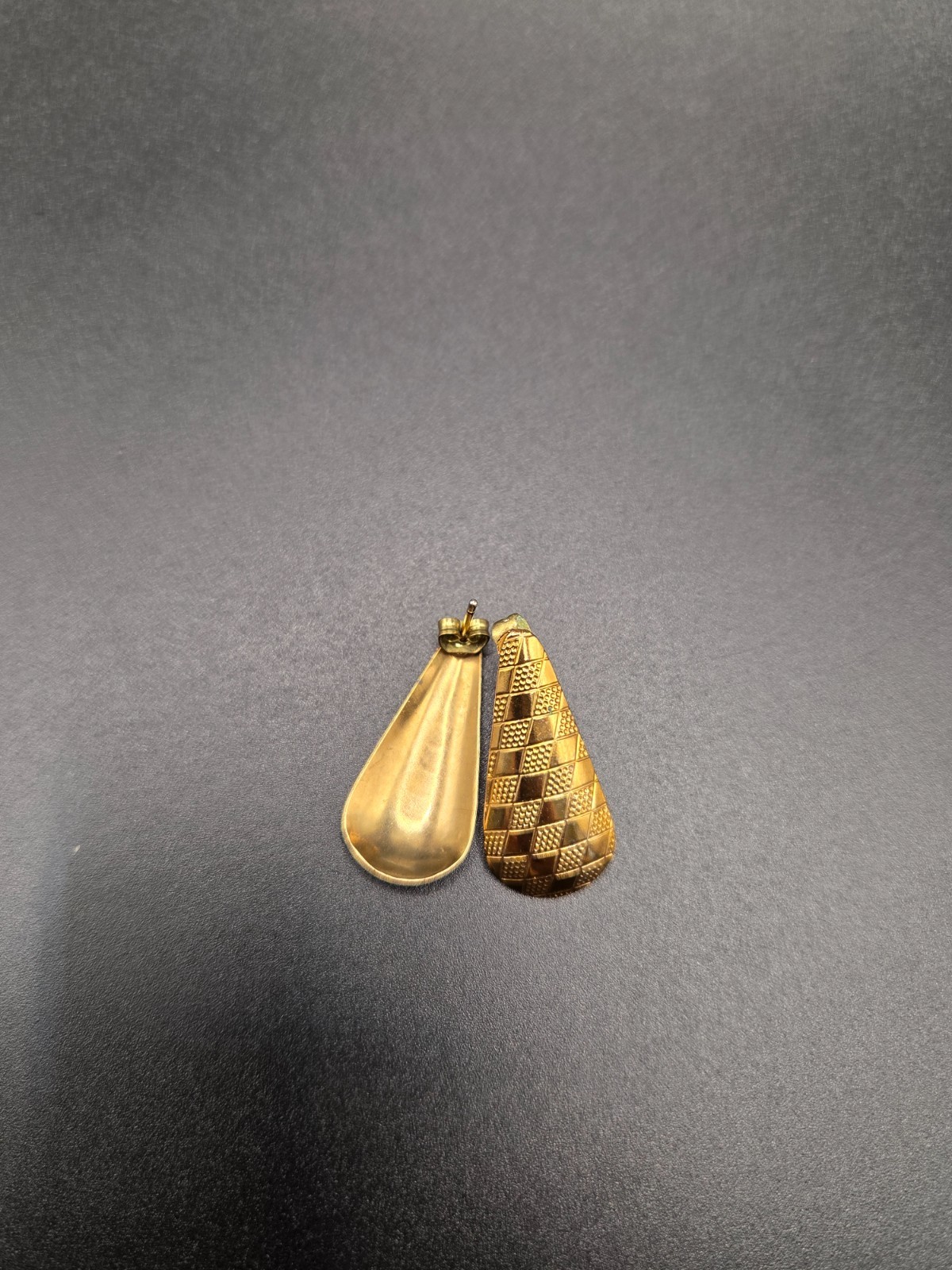 Vintage very light gold tone engraved teardrop earrings jewelry 1 inch