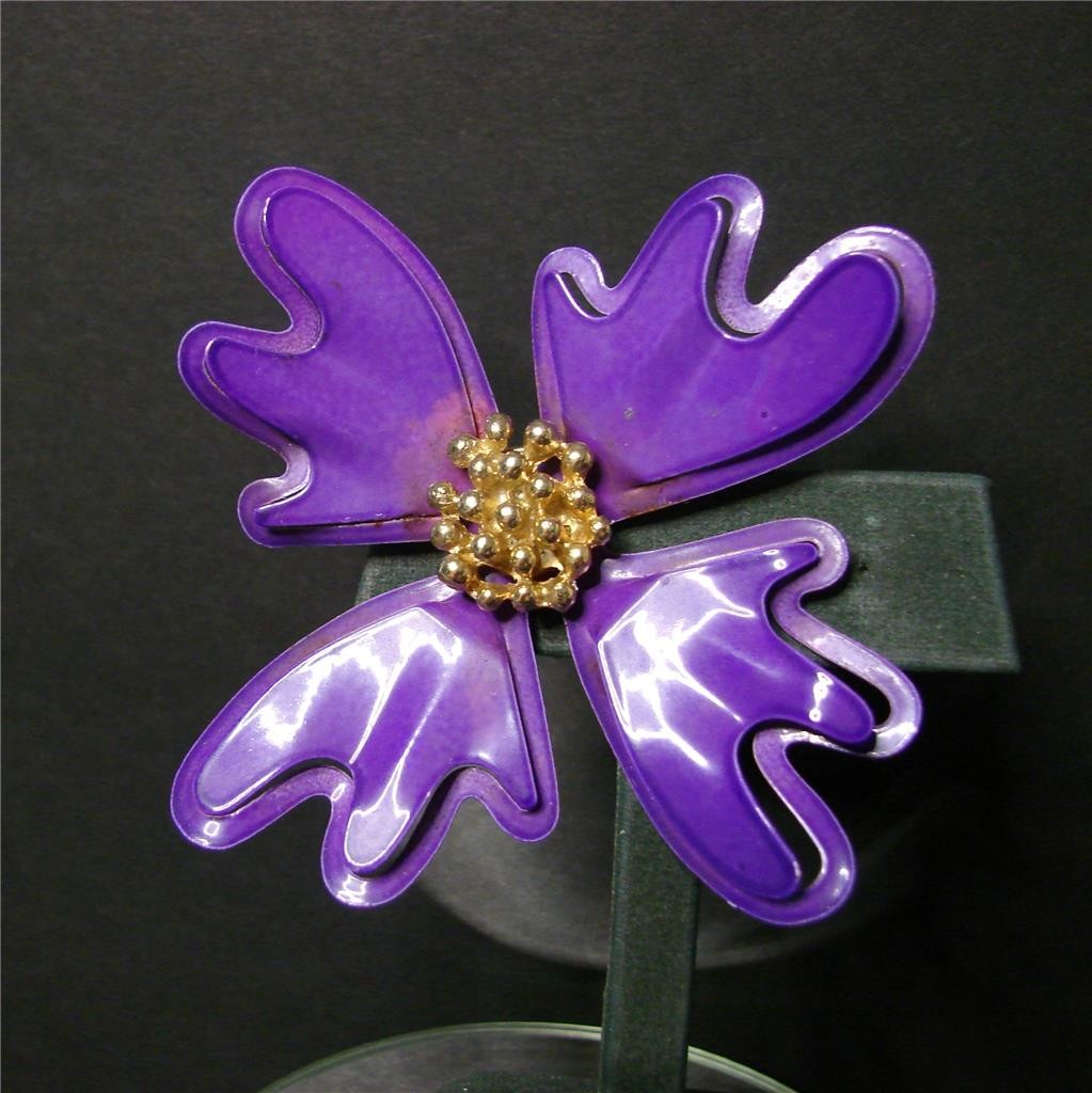 Vintage Retro Mod 60’s Purple Enamel Metal Daisy Flower W Cut Out Petals Pin Bro