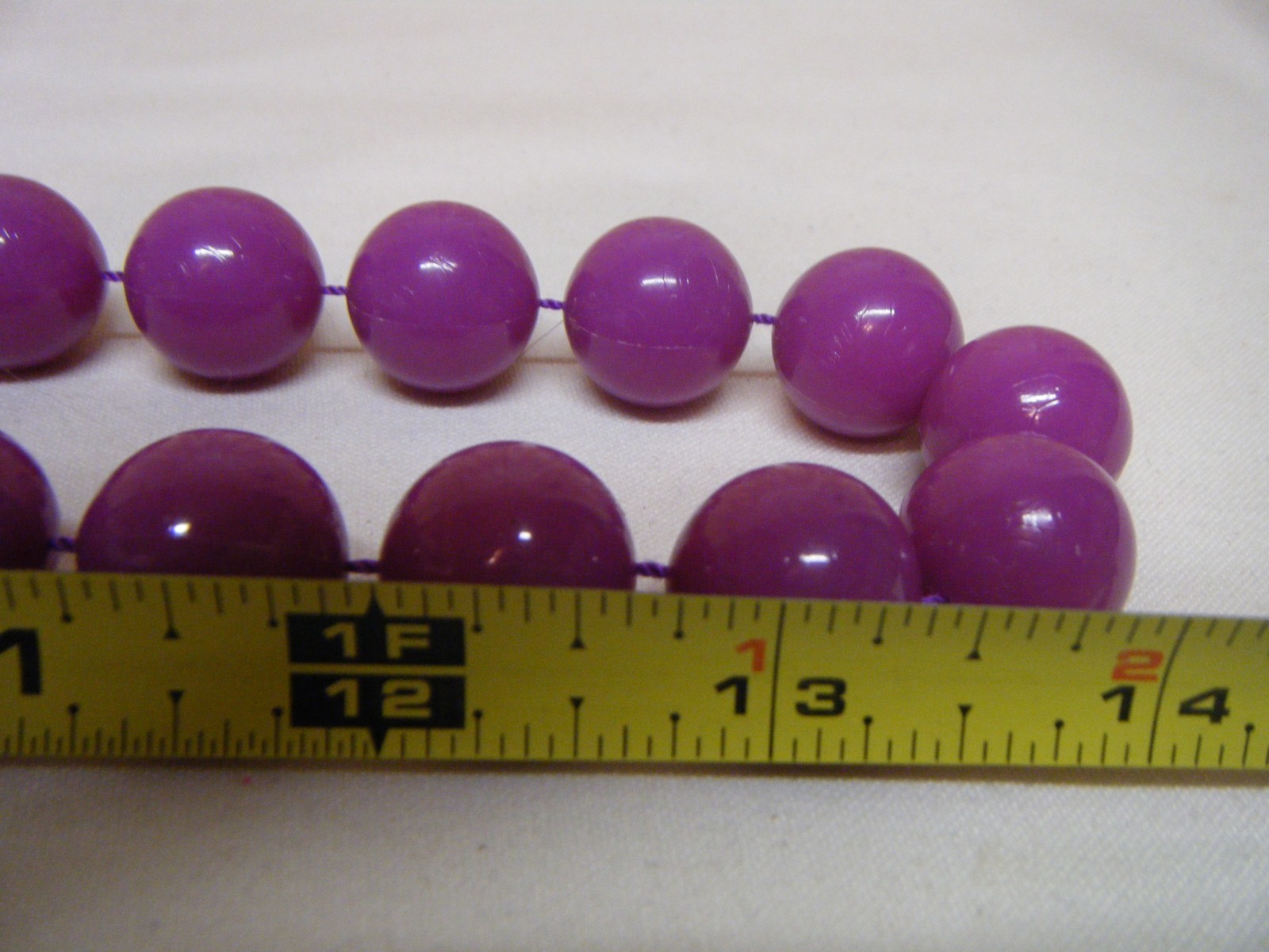 VINTAGE 28″ 17.5mm PURPLE BEADED NECKLACE, 38 PLASTIC BEADS D260425008
