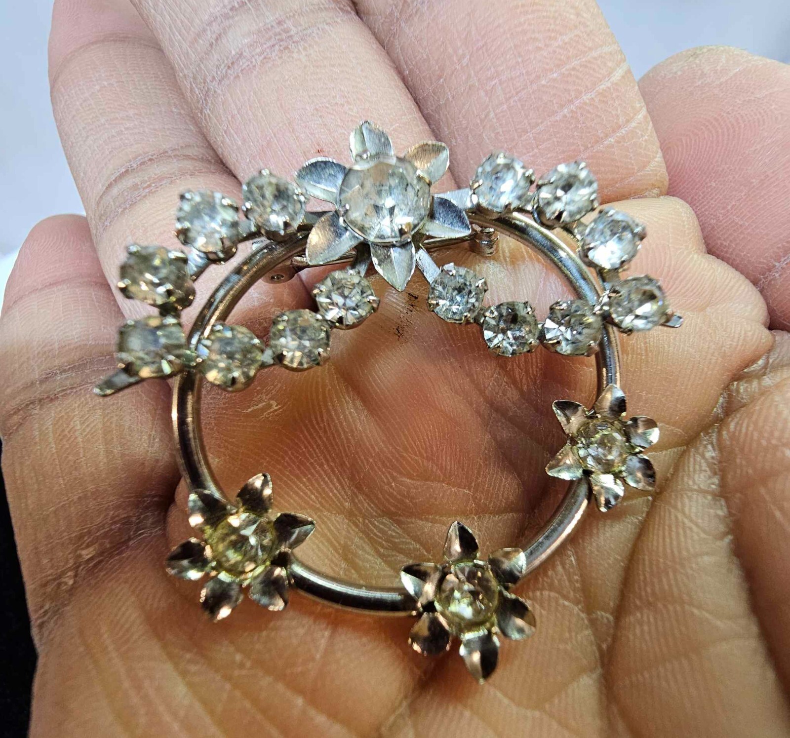 Vtg Silvertone Brooch Pin Floral Flowers Leaf on Round Circle- S81