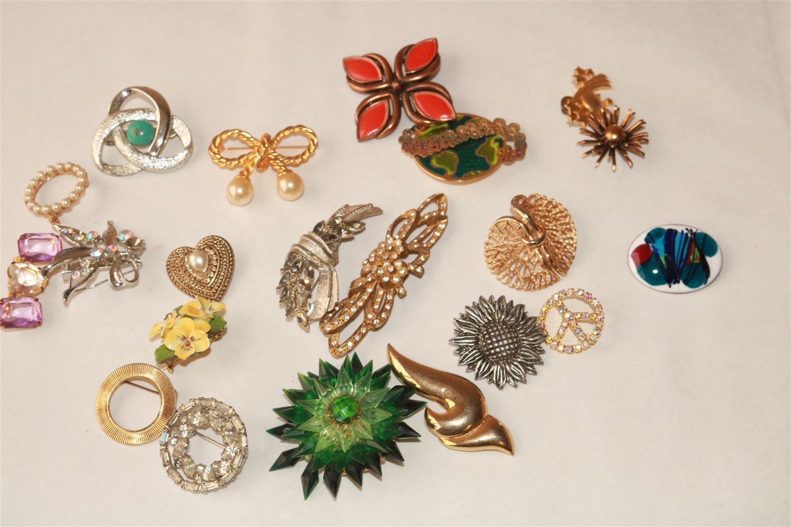 LOT OF 20 DIFFERENT VINTAGE TO MODERN BROOCHES PINS – Lot #10