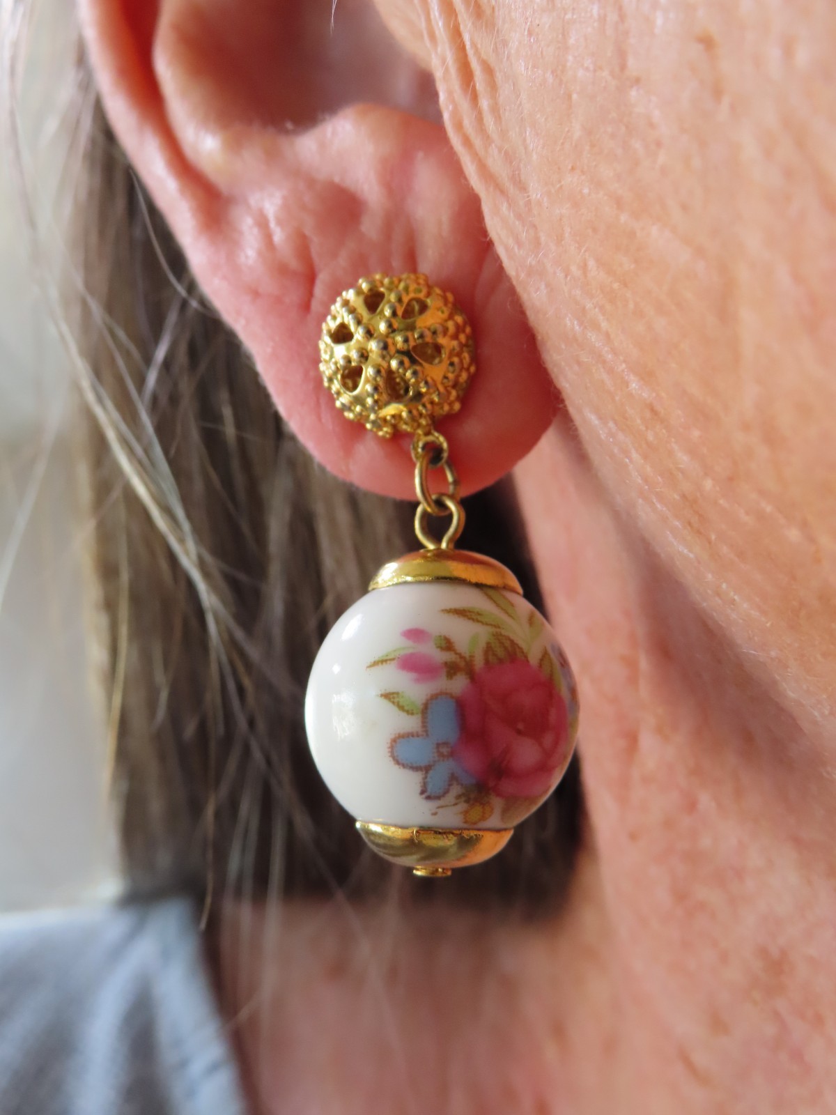 Vintage 1994 AVON “Rosemond” Gold Plated Ball w/Rose Bead Pierced Earrings