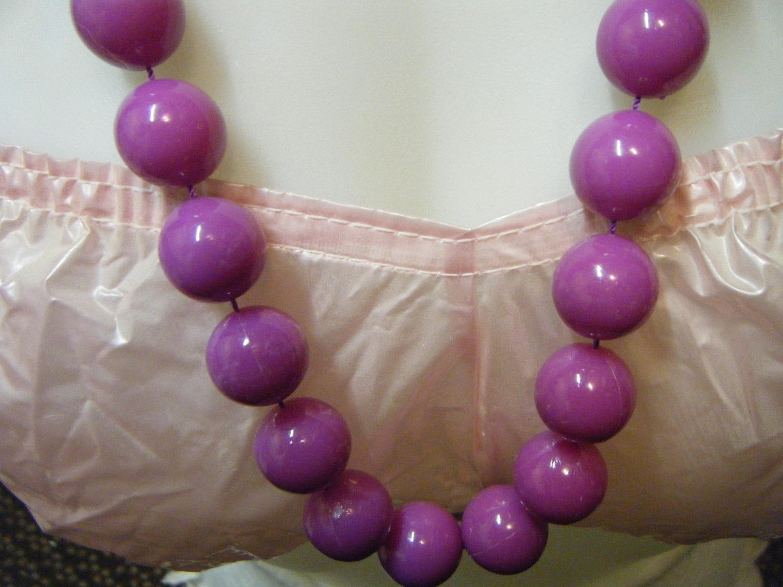 VINTAGE 28″ 17.5mm PURPLE BEADED NECKLACE, 38 PLASTIC BEADS D260425008
