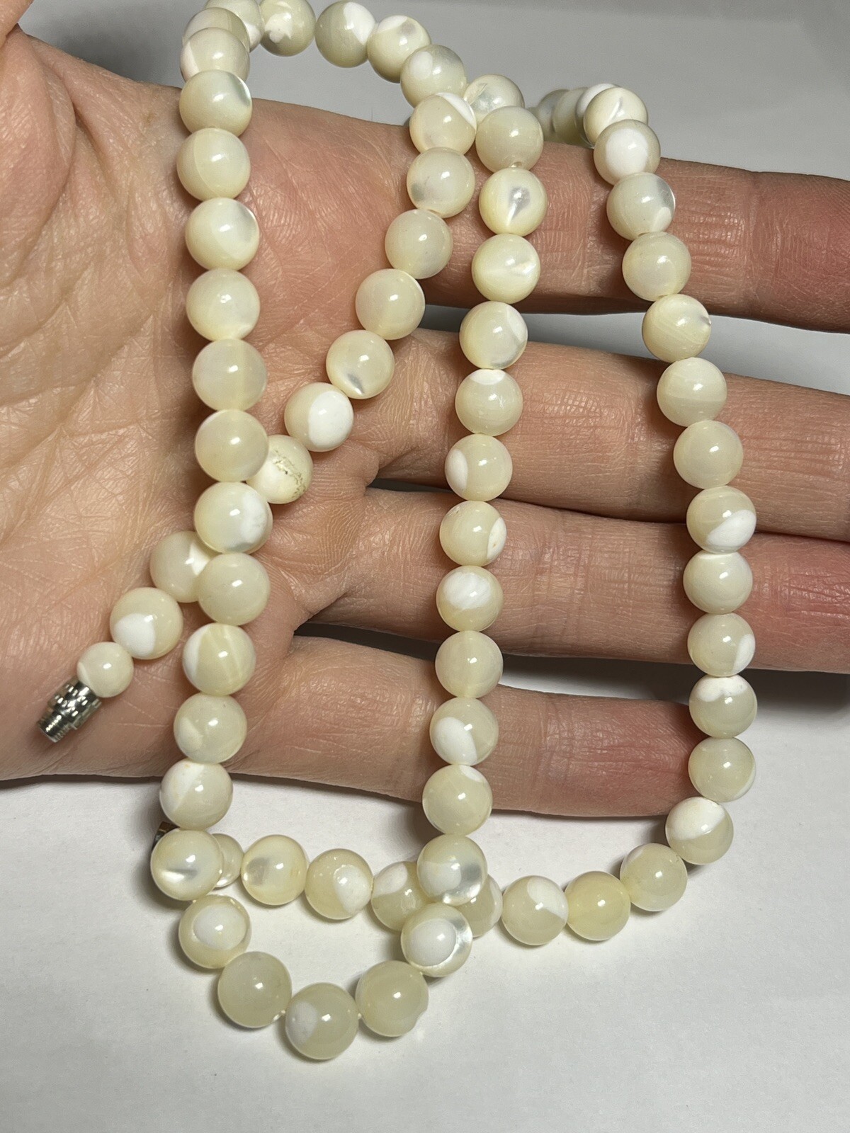 Vintage Mother of Pearl Round Bead Strand Necklace 22.5 In MOP Barrel OO1427