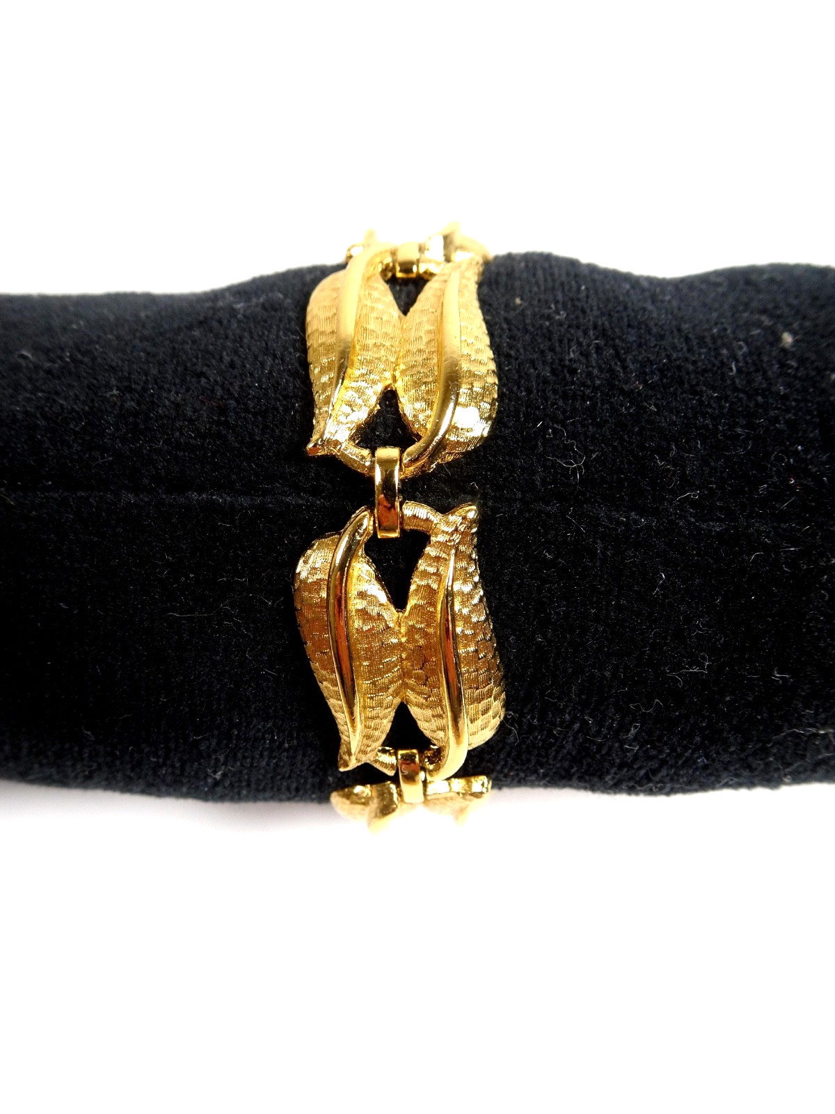 MONET Gold Tone Textured Link Bracelet LEAF DESIGN Box Clasp w/Safety Chain