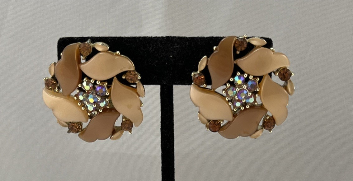 Vintage LISNER Gold Tone Peach Orange Beige Aurora Borealis Clip On Earrings