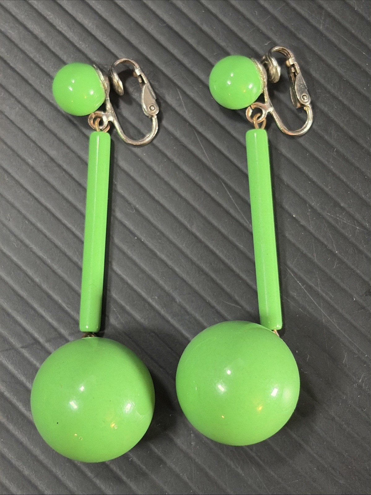 Vtg MCM Lime Green Acrylic Dangle Drop Bead Ball Mod Clip Earrings Retro 60’s