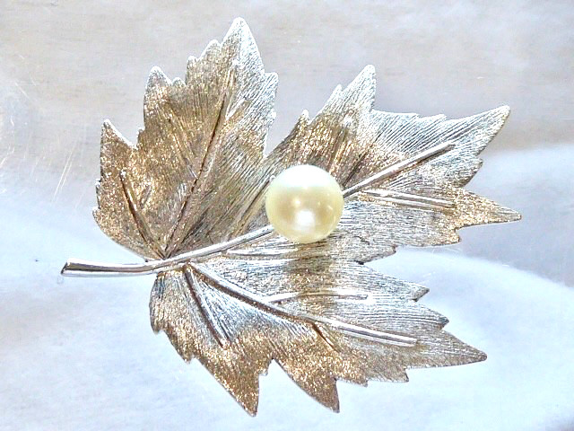 MIKIMOTO SIGNED VINTAGE BRIGHT CLEAN 6.5 MM CULTURED AKOYA PEARLS STERLING PIN