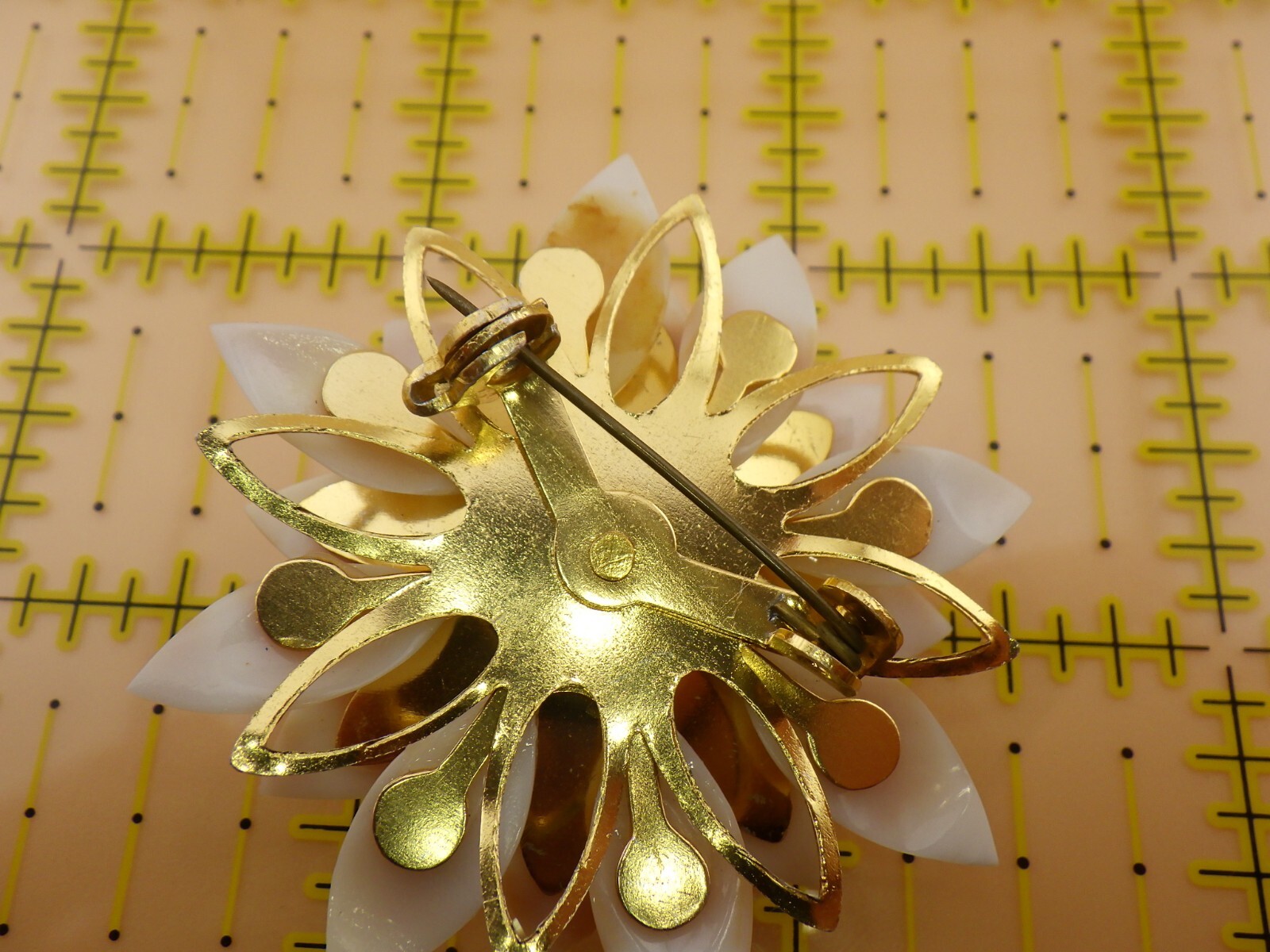 Vintage Seashell Flower Brooch Faux Pearl and Gold Accents – Elegant Retro Jewel